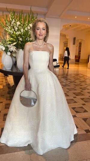 Gillian Anderson Instagram - #yonioftheday @goldenglobes style 😉

So pleased to collaborate with my friend @gabrielahearst on this beautiful custom embroidered dress. Each yoni motif took about 3.5 hours to embroider and was made entirely in the garment district of NYC. 

Dress: @gabrielahearst 
Shoes and bag: @aquazzura 
Styling: @marthaward 
Jewellery: @chopard 
Make-up: @sagemaitri 
Hair @ianjameshair