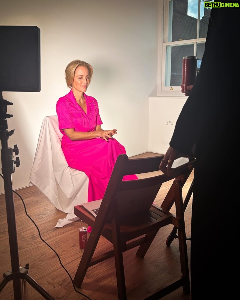 Gillian Anderson Instagram - Behind the scenes with @glamouruk 🌸 (full video on story!)