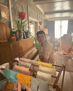 Gillian Anderson Instagram - In 2023, we finished our final season of @sexeducation. Very grateful for 4 seasons with this amazing cast and crew and to @asabopp for being the best fake son a gal could ask for. 

xx from your forever shag specialist and king of everything