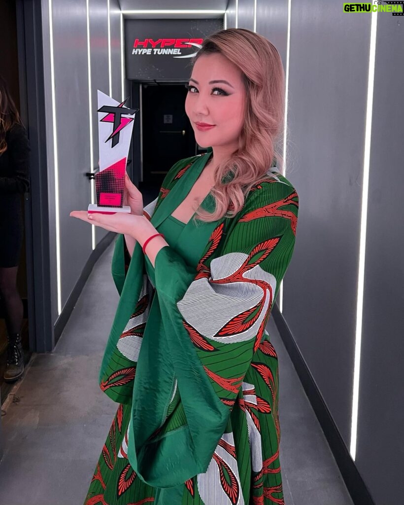 Gina Darling Instagram - I won a Tempest award today at the @esportsbizsummit! It’s an honor. Thank you ❤️ Makeup: @sulheejessica Hair: @kimmbender Dress: @hogoekpessou