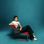Gingle Wang Instagram - ： 傷口需要時間癒合，而我們需要的是時間。 恍惚間又來到了年初，回顧了一些小小的失落與快樂的瞬間，爾後又到了許下期許的時刻。 許著許著也就月中了，我們需要的時間就這樣一點一點的流逝，所以才難能可貴。 （好好把自己照顧好就是首要目標了，其餘的實在是有點懶惰耶٩(˃̶͈̀௰˂̶͈́)و） @Dior #DiorBookTote #DiorCruise​