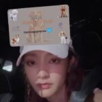 Gingle Wang Instagram - ： 好像已經很久沒有自我對話了，有的時候都在想，在這裡到底什麼該說呢？什麼不該說呢？ 但其實也不過就是打打字的事而已，沒這麼複雜，我想我是庸人自擾了。 老實說2024年搜發搜故得，用放慢腳步的步調生活了第二年，我覺得很清爽，也許可以試著再慢一點，等著看看兩年前的自己在螢幕前面長什麼樣子？然後再自我檢討一下，再休息、再繼續。偶爾在家裡當個腦筋急轉彎的憂憂時，朋友們總會說，出去走走吧！於是就來了幾場說走就走的旅行，一切都挺好的，我挺感謝的。 原來每個人在處理情緒時都會有不一樣的方式。雖然大家總說我是個反應快的人，但我總在處理自我情緒時慢半拍，比別人晚一點生氣、晚一點傷心、晚一點快樂，也晚一點點放下。意識到時已經來不及了，因為事情都過了。 欸，又庸人自擾了啦。 腦袋的CPU就是會這樣不小心爆炸，我有太多疑問了啊，例如我為什麼是王淨？為什麼勘吉是勘吉？會不會我們都是外星人啊？會不會人類其實都有很厲害的超能力但我們不知道？為什麼在我看來很單純的事在別人眼中卻這麼迂迴？怎麼會有這些想法呢？每個人的腦袋瓜都是如何裝這麼多東西的？還有那些離開的生命究竟去哪裡了呢？ 打到這裡又想到多多了。 前幾天抱著哺哺仔，她跟我說多多在睡覺，然後指著多多的照片。我問她說妳想他嗎？她說想 我說我也是。 🐶🪽🤍