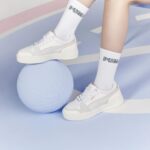 Gingle Wang Instagram - ： 最近的復古新歡 越是簡單的，越不簡單🧡🤍 #PUMA #CAPRO