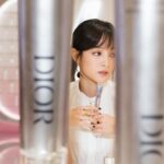 Gingle Wang Instagram - ： 第二度擔任 @diorbeauty 迪奧能量大使真的很榮幸，好像是和自己親近的老朋友一起度過生活和工作中的挑戰，各個層面都被照顧得好好❤️ 尤其最近認識的新朋友《迪奧逆時能量超擊抗皺筆》更是得力的小幫手，保濕又不厚重地撫平了日常中因為拍攝需要而上妝所造成的肌膚傷害，推進膨潤的效果也補足了自己的好氣色。作息很重要，保養更加地重要。 2024請讓我們繼續保持可愛、保持漂釀，最重要的是，要保持快樂哦 想好好對待自己的話， 請把自己的內在小孩也好好呵護一下吧🤍 @Dior @DiorBeauty #DiorCaptureTotale #DiorHyalushot #迪奧逆時能量超級抗皺筆