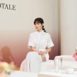 Gingle Wang Instagram - ： 第二度擔任 @diorbeauty 迪奧能量大使真的很榮幸，好像是和自己親近的老朋友一起度過生活和工作中的挑戰，各個層面都被照顧得好好❤️ 尤其最近認識的新朋友《迪奧逆時能量超擊抗皺筆》更是得力的小幫手，保濕又不厚重地撫平了日常中因為拍攝需要而上妝所造成的肌膚傷害，推進膨潤的效果也補足了自己的好氣色。作息很重要，保養更加地重要。 2024請讓我們繼續保持可愛、保持漂釀，最重要的是，要保持快樂哦 想好好對待自己的話， 請把自己的內在小孩也好好呵護一下吧🤍 @Dior @DiorBeauty #DiorCaptureTotale #DiorHyalushot #迪奧逆時能量超級抗皺筆