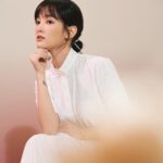 Gingle Wang Instagram - ： 第二度擔任 @diorbeauty 迪奧能量大使真的很榮幸，好像是和自己親近的老朋友一起度過生活和工作中的挑戰，各個層面都被照顧得好好❤️ 尤其最近認識的新朋友《迪奧逆時能量超擊抗皺筆》更是得力的小幫手，保濕又不厚重地撫平了日常中因為拍攝需要而上妝所造成的肌膚傷害，推進膨潤的效果也補足了自己的好氣色。作息很重要，保養更加地重要。 2024請讓我們繼續保持可愛、保持漂釀，最重要的是，要保持快樂哦 想好好對待自己的話， 請把自己的內在小孩也好好呵護一下吧🤍 @Dior @DiorBeauty #DiorCaptureTotale #DiorHyalushot #迪奧逆時能量超級抗皺筆