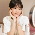 Gingle Wang Instagram - ： 第二度擔任 @diorbeauty 迪奧能量大使真的很榮幸，好像是和自己親近的老朋友一起度過生活和工作中的挑戰，各個層面都被照顧得好好❤️ 尤其最近認識的新朋友《迪奧逆時能量超擊抗皺筆》更是得力的小幫手，保濕又不厚重地撫平了日常中因為拍攝需要而上妝所造成的肌膚傷害，推進膨潤的效果也補足了自己的好氣色。作息很重要，保養更加地重要。 2024請讓我們繼續保持可愛、保持漂釀，最重要的是，要保持快樂哦 想好好對待自己的話， 請把自己的內在小孩也好好呵護一下吧🤍 @Dior @DiorBeauty #DiorCaptureTotale #DiorHyalushot #迪奧逆時能量超級抗皺筆