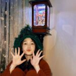 Gingle Wang Instagram - ： “Till the evening comes, and the sky slowly becomes dark, come, my loved one, and be like a roe on the mountains of Bether.” Merry Christmas. 🎄🤍🧸🎁🎅🏼
