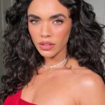 Giovana Cordeiro Instagram - Em Dezembro tem novidade do @marceloserrado1 no @multishow e eu tive o privilégio de ser uma das convidadas de um dos programas mais legais que eu já participei! Essa foi a produção da @daniellabmakeup pra esse dia que já ficou na memória! Em breve conto mais pra vocês. “Vamos pro after” estreia já já e vocês vão amar tanto quanto eu, tenho certeza!
