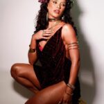 Giovana Cordeiro Instagram - O teatro começou com procissões para cultuar a colheita da uva, regado de muito vinho e manifestações artísticas. Isso me lembra muito o que a @gresuportodapedra faz hoje no seu primeiro ensaio na Sapucaí: um cortejo com suas alegorias, o seu despudor físico e sua alegria popular, sempre com intuito de compartilhar a sabedoria. Assim nasceu o meu ofício, assim nasceu o ofício de @brincantenobrega. Nesse momento, a Porto da Pedra homenageia Lunário Perpétuo, um almanaque que guiou a vida de muitos nordestinos por dois séculos e que foi representado pela @ciaosbrincantes no teatro! A minha fantasia de hoje homenageia todos os artistas que atravessam gerações com compromisso de informar e conscientizar seu povo. Estou aqui em nome dos meus, em nome dessa comunidade que faz questão de contar essa história com todo seu amor e sua gana. A arte é do povo e para o povo! Viva a arte! Viva o teatro! Viva Baco e Dionísio! Viva Antônio Nóbrega! Viva o Nordeste e o povo brasileiro! Que a arte sempre tenha espaço para se manifestar com liberdade, alegria e compromisso. EVOÉ! 🍇🎭 Beleza: @danibstudio Look: @ateliermarcioferreira Sandálias: @viferracooficial