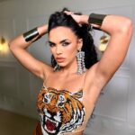 Giovana Cordeiro Instagram - Quintou e eu já estou prontíssima chegando no ensaio da @gresuportodapedra ✨ Quem eu encontro por lá? Vamosss, Tigre! 🐯