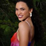 Giovana Cordeiro Instagram - O #TBT de hoje já é do meu aniversário porque celebrar a vida é comigo mesma! E eu só desejo que a vida continue sendo assim: leve, cheia de dança, samba, beijo, calor… Teve tudo isso com a make intacta do início ao fim graças a Linha Power Stay da @avonbrasil que #VeioPraFicar e me permitiu viver intensamente esse dia sem precisar de retoques e sem preocupações 🫶🏽 Perfeita pra quem quer aproveitar cada segundo! Ahhhh e aproveita você também que a @avonbrasil está com metade do site com produtos pela metade do preço e corre lá! #Publi