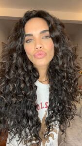 Giovana Cordeiro Instagram - Aproveitando meus últimos dias de cabelão! 🥰 É assim que vocês finalizam? Testa aí e me conta se deu certo!