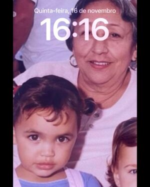 Giovana Cordeiro Instagram - Eu celebro a minha vida e celebro a vida de todas que vieram antes de mim. Celebro Dona Marita que está sempre presente em energia, no meu pensamento, nas minhas decisões e minhas emoções. Celebro Dona Norma que me presenteia com sua alegria, seu cuidado e sua força.
Celebro Lillian que me deu a vida com tanta garra e amor.
Celebro Natália e Daniela, minhas fiés escudeiras que nunca me abandonam. Celebro Luciana e Fabíola, minhas tias, com quem aprendi muito sobre dedicação e trabalho. Celebro Duda e Bruna, que construíram comigo a nossa liberdade e nossa identidade. Celebro a Thaia e abençoo a sua vida com todo meu amor! Celebro meu pai, Flavio, por ter sido o maior incentivador dos meus dos meus sonhos. Seu Israel, que me ensinou sobre honestidade e perseverança. Geraldinho, que está em poucas lembranças mas em cada conquista minha consigo te ouvir dizer “minha artista!”.
Nunca andei só. Nunca andarei. Se eu sou hoje é porque eles também foram e são.