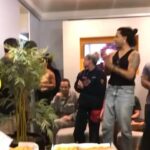 Giovana Cordeiro Instagram - Fizeram uma surpresa pra @oli_araujo no estúdio hoje e eu tava tão empolgada por ela (como vcs podem ver) que demorei pra entender que a festa também era pra mim 😂 Olha a minha felicidade!!! Mais uma coincidência no nosso caminho: nossos aniversários são do ladinho um do outro 🦂 Nunca foi sorte… Obrigada, equipe, por tanto carinho 🤍