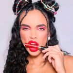 Giovana Cordeiro Instagram - O match perfeito para o carnaval existe e a @cordeirogi está aqui para provar 💄💖🎉🥳💋 Do dia até a noite, nos bloquinhos, na avenida, pronta para dançar, beber, comer e beijar, sem preocupação… Ele entrega 16h de duração. Com conforto, sem preocupação. ✨ Cobertura total em uma só passada ✨ Acabamento mate confortável ✨ 20 cores para o seu carnaval A dica é certa: #VeioPraFicar e não te deixa na mão, viu?