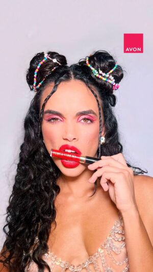 Giovana Cordeiro Instagram - O match perfeito para o carnaval existe e a @cordeirogi está aqui para provar 💄💖🎉🥳💋
 
Do dia até a noite, nos bloquinhos, na avenida, pronta para dançar, beber, comer e beijar, sem preocupação… Ele entrega 16h de duração. Com conforto, sem preocupação. 
 
✨ Cobertura total em uma só passada
✨ Acabamento mate confortável
✨ 20 cores para o seu carnaval 
 
A dica é certa: #VeioPraFicar e não te deixa na mão, viu?