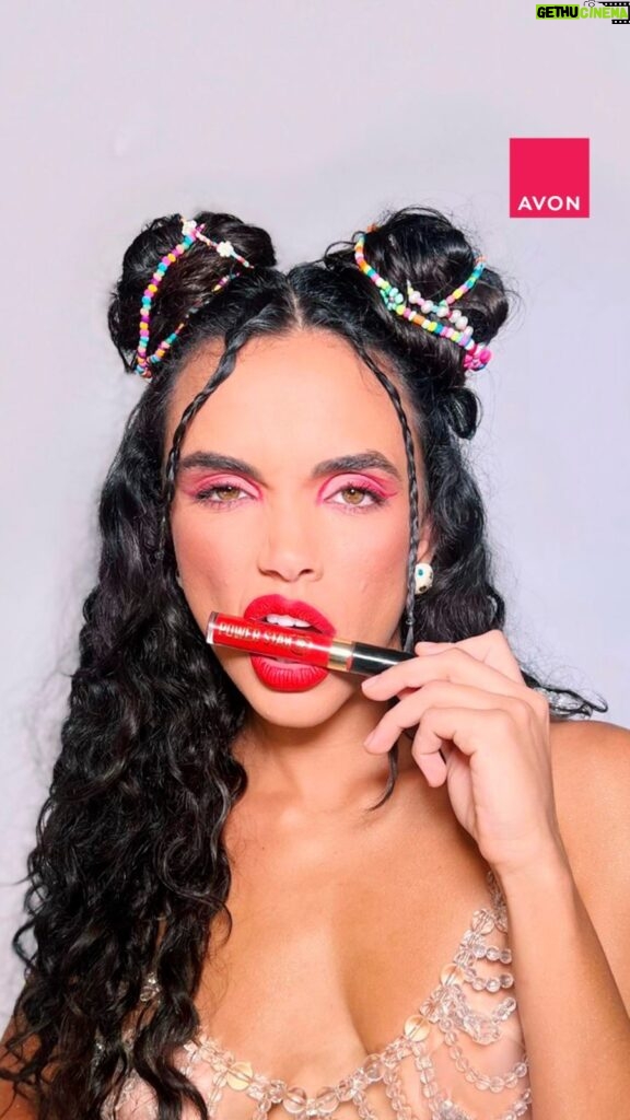 Giovana Cordeiro Instagram - O match perfeito para o carnaval existe e a @cordeirogi está aqui para provar 💄💖🎉🥳💋 Do dia até a noite, nos bloquinhos, na avenida, pronta para dançar, beber, comer e beijar, sem preocupação… Ele entrega 16h de duração. Com conforto, sem preocupação. ✨ Cobertura total em uma só passada ✨ Acabamento mate confortável ✨ 20 cores para o seu carnaval A dica é certa: #VeioPraFicar e não te deixa na mão, viu?