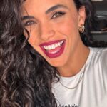 Giovana Cordeiro Instagram - É hora das escorpianas arrasarem com Power Stay no #BelezaAstral e eu trouxe a diva @cordeirogi pra ver qual é a previsão da @papisa_ pra esse ciclo. Agora elas estão em um momento de transformação e resistência, e nada melhor do que viver isso com uma make que #VeioPraFicar 😌❤️ O dia passa. A make fica. O power fica.