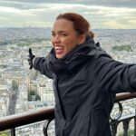 Giovana Cordeiro Instagram - Mãe, subi na torre Eiffel!!!