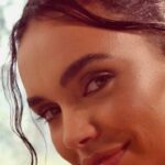 Giovana Cordeiro Instagram - Tem ritual de auto cuidado melhor do que um bom banho no fim do dia? 🌸 A rotina tem sido cada dia mais intensa com gravações, eventos, ensaios, desfiles, vida pessoal... e a nova linha da @Francis.Br, inspirada nos perfurmes de frutas brasileiras, traz a renovação e refrescância necessárias depois de dias cansativos. São 8 fragâncias com perfumes deliciosos (Amora, Carambola, Acerola, Manga Rosa, Capim Limão, Graviola, Água de coco e Lima doce) que hidratam a pele e fazem eu me sentir nova, pronta para outro dia. #Publi #InspireERenoveSe