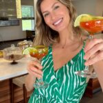 Gisele Bündchen Instagram - If you love a refreshing and delicious mocktail this is for you. My friend Seth created this recipe and I couldn’t believe how good it was. Here is how to create your own and share it with a friend: Wash, your fresh raspberries. If you’re using frozen raspberries, defrost them make sure all the ice is gone. Use a mason jar and spoon to muddle/smash: * 1/2 cup of raspberries * 2 to 5 torn basil leaves * juice of half of a lime * 1 tsp of honey. * Pour in your favorite sparkling water - gently stir. Grab a fine strainer to strain and fill two cocktail glasses. Garnish each glass with a slice of lime and a couple fresh basil leaves and serve. Cheers If you want delicious, easy and healthy recipes just go on the link in my bio. Se você adora um drink refrescante, delicioso e sem álcool, esta receita é pra você. Meu amigo Seth criou essa receita e ficou ótima. Aqui segue a receita para você se deliciar e compartilhar com amigos: Lave suas framboesas frescas. Se você estiver usando framboesas congeladas, descongele-as e certifique-se de que todo o gelo tenha desaparecido. Use um recipiente e uma colher para esmagar/misturar: - 1/2 xícara de framboesas, - 2 a 5 folhas esmagadas de manjericão, - suco de meio limão, - 1 colher de chá de mel. - Despeje sua água com gás favorita - mexa delicadamente. Pegue uma peneira fina para coar e encha duas taças. Decore cada copo com uma rodela de limão e algumas folhas frescas de manjericão e está pronto pra servir. Se você quiser receitas deliciosas, fáceis e saudáveis ​​é só acessar o link que está nos stories.