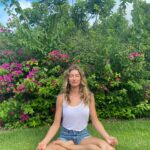 Gisele Bündchen Instagram - Our well-being depends on the choices we make every day. Start by nourishing your mind with uplifting thoughts, feeding your body healthy organic foods, making sure to move, rest, and take moments of silence and reflection, and be sure to surround yourself with good people. It is all about choosing wisely. Create a life that feels good from the inside out. Recognize that each choice is a step towards a healthier, more fulfilled self. Our health and happiness depend on us! Let’s do this! ✨ 🧘‍♀️ Nosso bem-estar depende das escolhas que fazemos todos os dias. Comece nutrindo sua mente com pensamentos positivos, alimentando seu corpo com alimentos orgânicos e saudáveis, procure se movimentar, fazer exercícios, mas também descansar e ter momentos de silêncio e reflexão, e busque cercar-se de pessoas boas. Crie uma vida que seja boa de dentro para fora. Reconheça que cada escolha é um passo em direção a um eu mais saudável e realizado. Nossa saúde e felicidade dependem de nós!