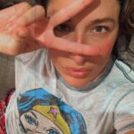 Giselle Itié Instagram - a ‘mulher maravilha’ - leia se exausta, mesmo - que sobrevive em mim, saúda a ‘mulher maravilha’ que sobrevive em tu. ser uma mulher consciente dá uma canseira danada. é mulher perdendo guarda de filho pra pai pedófilo, é mulher sendo morta por não querer mais namorar. é mulher sendo presa porque tem uma vida sexual ativa. é mulher assassinada porque tentou se proteger de um assédio. tá osso! sem contar com as nossas meninas e bebês que são estupradas e descartadas como fossem bonecas. mas é isso, não passamos de bonecas ocas que sobrevivemos para servir. saúde mental aqui tá bombando, e por aí? coração chega a saltar pelo olho ❤️‍🔥