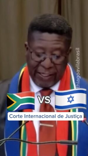 Giselle Itié Instagram - Representante da África do Sul na Corte Internacional de Justiça apresentando o caso no qual o país acusa Israel de cometer o crime de Genocídio contra o povo palestino.

É muito simbólico que o país que derrotou o apartheid e o regime racista esteja hoje representando os povos do mundo para deter o sionismo, outra ideologia racista e colonial.

A audiência de hoje está ouvindo representantes da África do Sul. Amanhã é a vez de Israel. O que será que eles vão falar? Alguém adivinha?