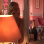 Giselle Itié Instagram - tanto pra escrever, expressar, jorrar e mais do que nunca chorar pra todo o sempre. exausta é uma palavra que me visita revisita e hiberna tão dentro aqui. tenho uma raiva louca extremamente psicodélica do meu eu* passado de ter sido sequestrado tantas vezes e nunca ter feito nada ‘assim como essas imagens aí’ e hoje em pleno 2024. me vejo mais exausta do que nunca. pois a consciência nos dá de presente toda vontade de sumir ou de brigar ao mesmo tempo. quando escrevo brigar quero dizer aniquilar com todo o meu dom de Vênus em Escorpião. não suporto mais me forçar a ficar calada no fundo do oceano com o meu filho no colo. vendo tantos machos escrotos desfilando nos seus jet skis. estes seres que fazem de tudo pra nos afundar cada vez mais. sendo eles ou genitor, ou tio, ou um pseudo x, sendo um vizinho ou até mesmo um político. tô exausta em ver tantas mulheres morrendo sofrendo queimadas. tô querendo desaparecer. e não é de hoje. é desde o dia que me percebi menina. hj mulher. hj mãe. sei lá… que mundo é esse? *texto da futura Mica #tbt ps: MACHOS SAUDAVEIS TOC TOC TOC o SILÊNCIO DE VOCÊS MATA.
