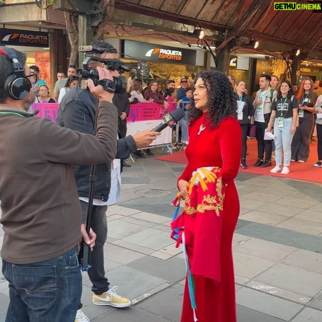 Giselle Itié Instagram - Após 02 décadas mergulhada no filme “ O Barulho da Noite “ a talentosíssima e extremamente sensível diretora tocantinense @evitaapereira pariu essa história tão profunda e necessária no @festivaldecinemadegramado @obarulhodanoiteofilme é uma denúncia contada por um olhar poético sobre o grito contido e angustiante que existe e resiste nas meninas e mulheres, após serem atravessadas sistematicamente pela dor do abuso dentro dos seus lares. É um filme valiosíssimo para nossa sociedade. Amiga, Obrigada por me deixar fazer parte deste momento tão potente. Além de ser esta artista gigante, você é uma mulher de uma força inexplicável com um coração cheio de amor e arte. Te Amo Muito e estou muito feliz em ser sua babá número 02 e… prooooooonto. ❤️🥹