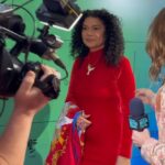 Giselle Itié Instagram - Após 02 décadas mergulhada no filme “ O Barulho da Noite “ a talentosíssima e extremamente sensível diretora tocantinense @evitaapereira pariu essa história tão profunda e necessária no @festivaldecinemadegramado @obarulhodanoiteofilme é uma denúncia contada por um olhar poético sobre o grito contido e angustiante que existe e resiste nas meninas e mulheres, após serem atravessadas sistematicamente pela dor do abuso dentro dos seus lares. É um filme valiosíssimo para nossa sociedade. Amiga, Obrigada por me deixar fazer parte deste momento tão potente. Além de ser esta artista gigante, você é uma mulher de uma força inexplicável com um coração cheio de amor e arte. Te Amo Muito e estou muito feliz em ser sua babá número 02 e… prooooooonto. ❤️🥹