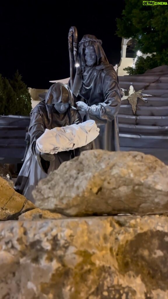 Giselle Itié Instagram - “ Presépio Sob os Escombros “ em frente a Igreja da Natividade - Belém no estado de Palestina. by @tariq.salsa.sculptures Palestinos gravam seus filhos morrendo. A gente não pode dizer que não sabia. A gente pode dizer que não se importou.