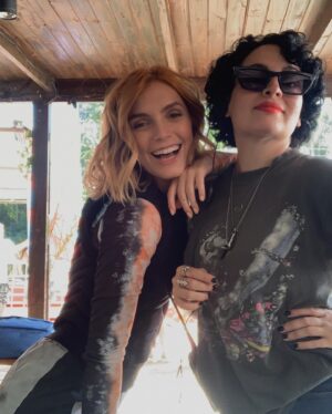 Giulia Guerrini Instagram - Extrañando al set ♥️🥰 
Y a estas personas lindas 🥰