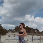 Giulia Guerrini Instagram - È la prima estate in cui non riesco veramente a rilassarmi.. ci provo eh! Poi vi dico se dovessi riuscirci 😂💚 Ps. Amo la mia bottiglietta termica, ve la consiglio al posto delle bottigliette di plastica. Scelta SOSTENIBILE 🌍💚 e vi mantiene l’acqua freschissima anche sotto il sole 😍