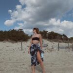 Giulia Guerrini Instagram - È la prima estate in cui non riesco veramente a rilassarmi.. ci provo eh! Poi vi dico se dovessi riuscirci 😂💚 Ps. Amo la mia bottiglietta termica, ve la consiglio al posto delle bottigliette di plastica. Scelta SOSTENIBILE 🌍💚 e vi mantiene l’acqua freschissima anche sotto il sole 😍