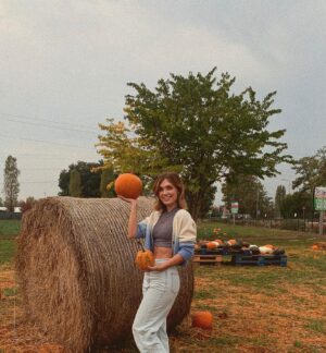 Giulia Guerrini Instagram - Autumn vibes🍂🍁🎃

Ps. Nell’ultima foto stavo pensando al freddo che verrà con l’inverno 🥶🤣
A voi piace di più l’autunno o l’inverno? ☺️