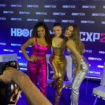 Giulia Nassa Instagram - DIA DE CCXP COM A MAXINHA!! Hoje fizemos vários conteúdos e live falando da nossa série “Use Sua Voz” que estreia ano que vem na @hbomaxbr , rolou pocket show no stand da @rokubrasil e também tiramos um tempinho pra ver as ativações… OLHA EU NO TRONO DE FERRO! 🥹🥹🥹💜💜💜