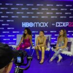 Giulia Nassa Instagram - DIA DE CCXP COM A MAXINHA!! Hoje fizemos vários conteúdos e live falando da nossa série “Use Sua Voz” que estreia ano que vem na @hbomaxbr , rolou pocket show no stand da @rokubrasil e também tiramos um tempinho pra ver as ativações… OLHA EU NO TRONO DE FERRO! 🥹🥹🥹💜💜💜