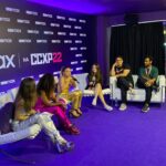 Giulia Nassa Instagram - DIA DE CCXP COM A MAXINHA!! Hoje fizemos vários conteúdos e live falando da nossa série “Use Sua Voz” que estreia ano que vem na @hbomaxbr , rolou pocket show no stand da @rokubrasil e também tiramos um tempinho pra ver as ativações… OLHA EU NO TRONO DE FERRO! 🥹🥹🥹💜💜💜