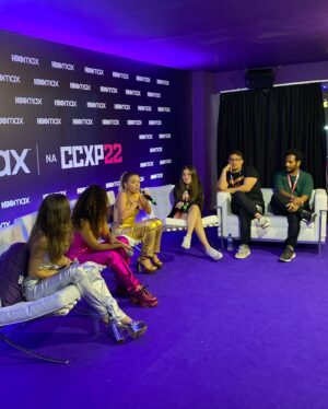 Giulia Nassa Instagram - DIA DE CCXP COM A MAXINHA!! Hoje fizemos vários conteúdos e live falando da nossa série “Use Sua Voz” que estreia ano que vem na @hbomaxbr , rolou pocket show no stand da @rokubrasil e também tiramos um tempinho pra ver as ativações… OLHA EU NO TRONO DE FERRO! 🥹🥹🥹💜💜💜