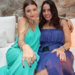 Giulia Nassa Instagram - Sou feliz, alegre e forte, tenho amor e muita sorte aonde quer que minha mãe esteja! Isso sim! Se eu sou saudável, se eu tenho conhecimento e valores é por causa dela! Eu sou muito sortuda puta merda! Eu tenho a melhor mãe do mundo!!! Minha melhor amiga, posso conversar sobre tudo, assistir de tudo, zoar qualquer coisa e brigar por qualquer coisa também que tudo dá certo sempre! Meu pai é um homem de muita sorte, minha avó e meu avô são abençoados, porque não existe mulher mais carinhosa, esforçada e divertida do que a Fernanda… e pqp que mulher linda!!! Perdi toda a classe escrevendo esse texto, pq sinceramente: foda-se! Você me ensinou a ser assim! Expansiva, feliz, criativa, alegre, cheia de vida e eu tenho ORGULHO disso, dessa intensidade que herdei de vc! Meu traço mais lindo, é teu! Te falei hoje: “você é a alma dessa família” e é verdade e todo mundo sabe, porque vc é a alma de todas as relações que você constrói! Vc é arte mamãe! Você é aquela protagonista foda de um livro, seja ele de romance ou de aventura! Quero ser você quando eu crescer, a mulher mais linda do mundo!!! E olha que existem muitas no mundo hahah, mas não existe NADA como vc! Te amo, feliz vida, SEMPRE! 🤍✨🧿📿🪬🍃🌞