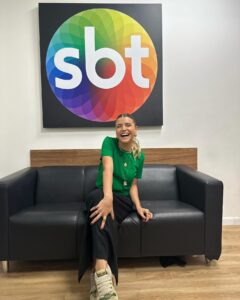 Giulia Nassa Instagram - Em casa já 🌈✨📺