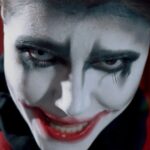 Giulia Nassa Instagram - A Queda - @gloriagroove (Cover by Giu Nassa) 🎪🤡 Produção musical: @trifoliummusiclay Vídeo: @fpsproducoes Direção: Giulia Nassa Produção: @gn.producoess Make: @jessicamendesmake #aqueda #gloriagroove #coveraqueda #cover #singer #director #cantora #musica #popbrasil #music #explorar #trending #trend #viral #giunassa #giulianassa #gloriagrooveaqueda