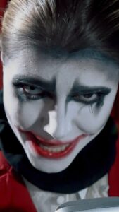 Giulia Nassa Instagram - A Queda - @gloriagroove (Cover by Giu Nassa) 🎪🤡 Produção musical: @trifoliummusiclay Vídeo: @fpsproducoes Direção: Giulia Nassa Produção: @gn.producoess Make: @jessicamendesmake #aqueda #gloriagroove #coveraqueda #cover #singer #director #cantora #musica #popbrasil #music #explorar #trending #trend #viral #giunassa #giulianassa #gloriagrooveaqueda