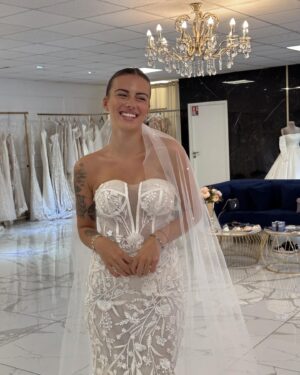 Giuseppa Ciurleo Instagram - Le troisième plus beau jour de notre vie approche après notre rencontre, la naissance de notre fille..🥹 bientôt notre mariage 🤍 je suis fière et heureuse d’être ta future femme @paga_lmsa ✨ (c’était simplement mes essayages, sur cette photo ce n’est évidemment pas ma robe 😁 je la garde surprise pour le jour J 😍 vous me voyez dans quel style de robe ? Plutôt sirène ou princesse ? 🥰 merci @diamonds_byhatimb de me sublimé a chacun de mes précieux événements ✨ 

#collaborationcommerciale #nonrémunéré
