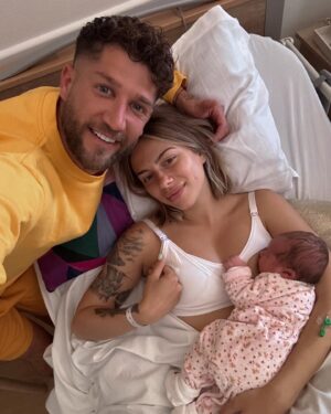 Giuseppa Ciurleo Instagram - Bonjour, je m’appelle Giorgia ❤️ je suis née le 28 avril à 4h29 à Marseille bébé 😋😎
Je fais déjà 3k185! Et je suis tellement en forme que je suis née 1 mois à l’avance! 🫶🏼🥹❤️