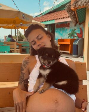Giuseppa Ciurleo Instagram - Et voilà une nouvelle aventure qui commence pour toi Martin 🥹🌈💕 c’est le départ et on embarque ce petit bouchon d’amour un petit chien abandonné de saint Martin on le ramène pour lui trouver une petite famille, j’avoue qu’on est a deux doigts de craquer mais avec nos 3 chiens à la maison et la petite chouchounette qui arrive on est assez perplexe alors je vous tiens au courant de toutes les avancées pour la nouvelle vie de Martin qui démarre en France 🥹❤️