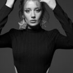 Gizem Karaca Instagram - 🖤🖤🖤 @episodedergi Röportaj: Yasemin Şefik @yaseminsefik Fotoğraf: Jiyan Kızılboğa @jiyankizilboga Moda Editörü: Ece Şişik Saydam @ecesisik Saç: Mutlu Ahmet Sinan @mutluahmet.sinan Makyaj: Uğur Kıral @ugurkiral Fotoğraf Asistanı: Mustafa Berber @mustafaberber Moda Editörü Asistanı: Zozan Çirik zozancirik , Sinem Aslıkara @sinemaslikara Saç Asistanı: Rojin Botan @rojinbotaann Studio: PAM The Studio @pamthestudio