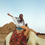Gizem Karaca Instagram - Evet, bir noktada ‘ Devede de boy var“ esprisi yapıldı… 🐫🏜️🪬🔆